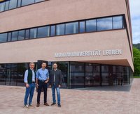Univ.-Prof. Dr. Gerald Pinter, vom Lehrstuhl für Werkstoffkunde und Prüfung der Kunststoffe (links), Univ.-Prof. Dr. Raul Bermejo, vom Lehrstuhl für Struktur- und Funktionskeramik (rechts) und Dr. Oldřich Ševeček von der Technischen Universität Brünn (mitte). © MUL