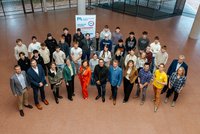 Am 16. Oktober startete an der Montanuniversität Leoben das neue Wahlpflichtfach „TIR – Technik und Innovation in der Region“ mit einem gemeinsamen Projekttag. 26 Schüler*innen der Partnerschulen BG/BRG Knittelfeld, BORG Kindberg und BORG Birkfeld nahmen daran teil. Im Rahmen des Projekttages fand außerdem eine Zusammenkunft der Kooperationspartner*innen statt. 1. Reihe v.l.n.r.: Mag. Dr. Jörg Ladstätter (Direktor BG/BRG Knittelfeld); Mag. Michael Krenn-Gugl (Direktor BORG Birkfeld); Mag. Romana Thaler (Projektleitung "die Industrie"); Mag. Julia Mayerhofer-Lillie (Koordinationsstelle MINT-Region Obersteiermark, Montanuniversität Leoben); Vizerektorin für Marketing und Stakeholder Management, Christina Holweg (Montanuniversität Leoben); Dipl.-Ing. Thomas Ikert (Werksleiter Standort Veitsch, RHI Magnesita); Dipl.-Ing. Bernd Kögler, MBA (technischer Ausbildungsleiter, Pankl Academy); Heidrun Scheikl (Logistics & Operations Expert, RHI Magnesita) und in der 2. Reihe 1.v.r.: Mag. Juri Höfler (Direktor BORG Kindberg). Foto: © MUL/Fazokas   