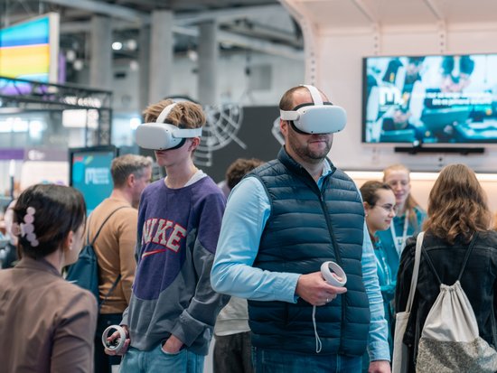 Zwei Besucher mit Virtual Reality Brillen am Montanuniversität Stand auf der Best Messe Wien.