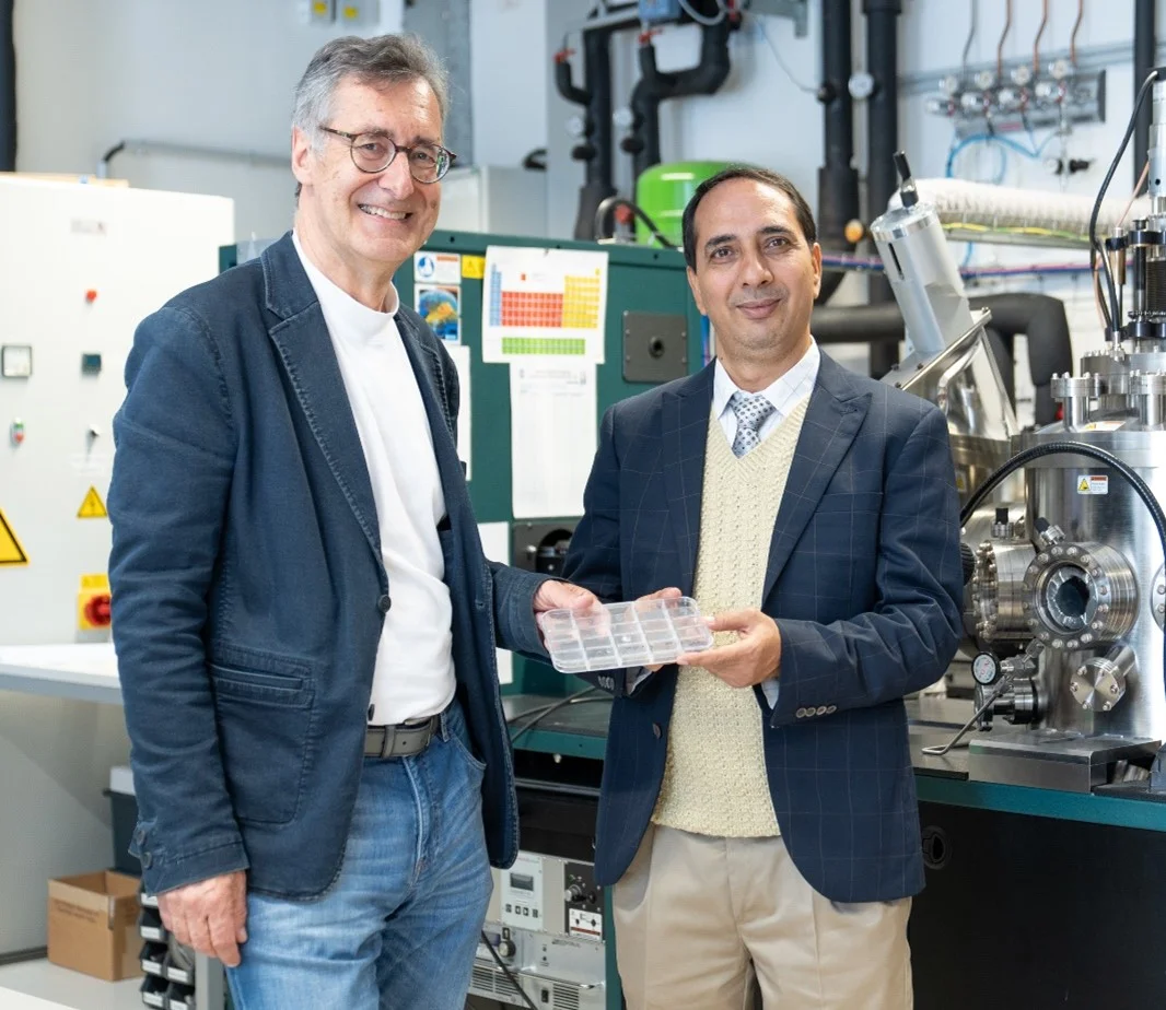 Univ.-Prof. Dipl.-Ing. Dr. Christian Mitterer (links) führte Univ.-Prof. Dr. Sudarshan Kumar (rechts) bei einem Besuch an der Montanuniversität durch die Labore des Lehrstuhls für Funktionale Werkstoffe und Werstoffsysteme. Foto: © MUL