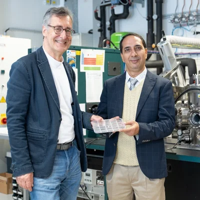 Univ.-Prof. Dipl.-Ing. Dr. Christian Mitterer (links) führte Univ.-Prof. Dr. Sudarshan Kumar (rechts) bei einem Besuch an der Montanuniversität durch die Labore des Lehrstuhls für Funktionale Werkstoffe und Werstoffsysteme. Foto: © MUL