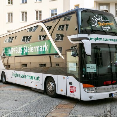 Großer Reisebus mit Aufschrift "Impfbus Steiermark"