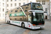 Großer Reisebus mit Aufschrift "Impfbus Steiermark"