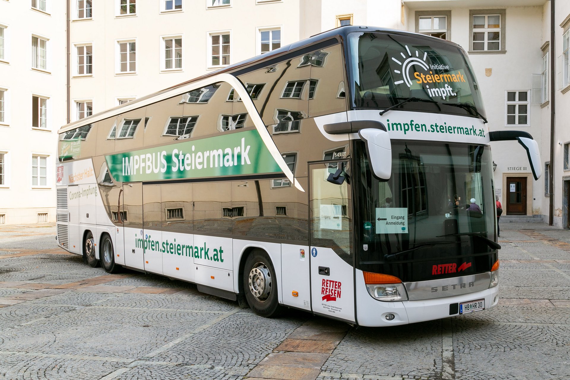 Großer Reisebus mit Aufschrift "Impfbus Steiermark"