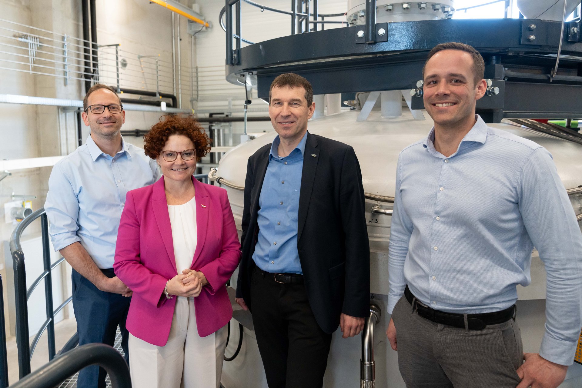 Staatssekretärin Elisabeth Zehetner besuchte das Forschungszentrum für Wasserstoff und Kohlenstoff an der Montanuniversität Leoben. v.l.: Dipl.-Ing. Robert Obenaus-Emler, Staatsseketärin Elisabeth Zehetner, Vizerektor Helmut Antrekowitsch, Dr. David Scheiblehner.  Fotocredit: MUL/Schnehen