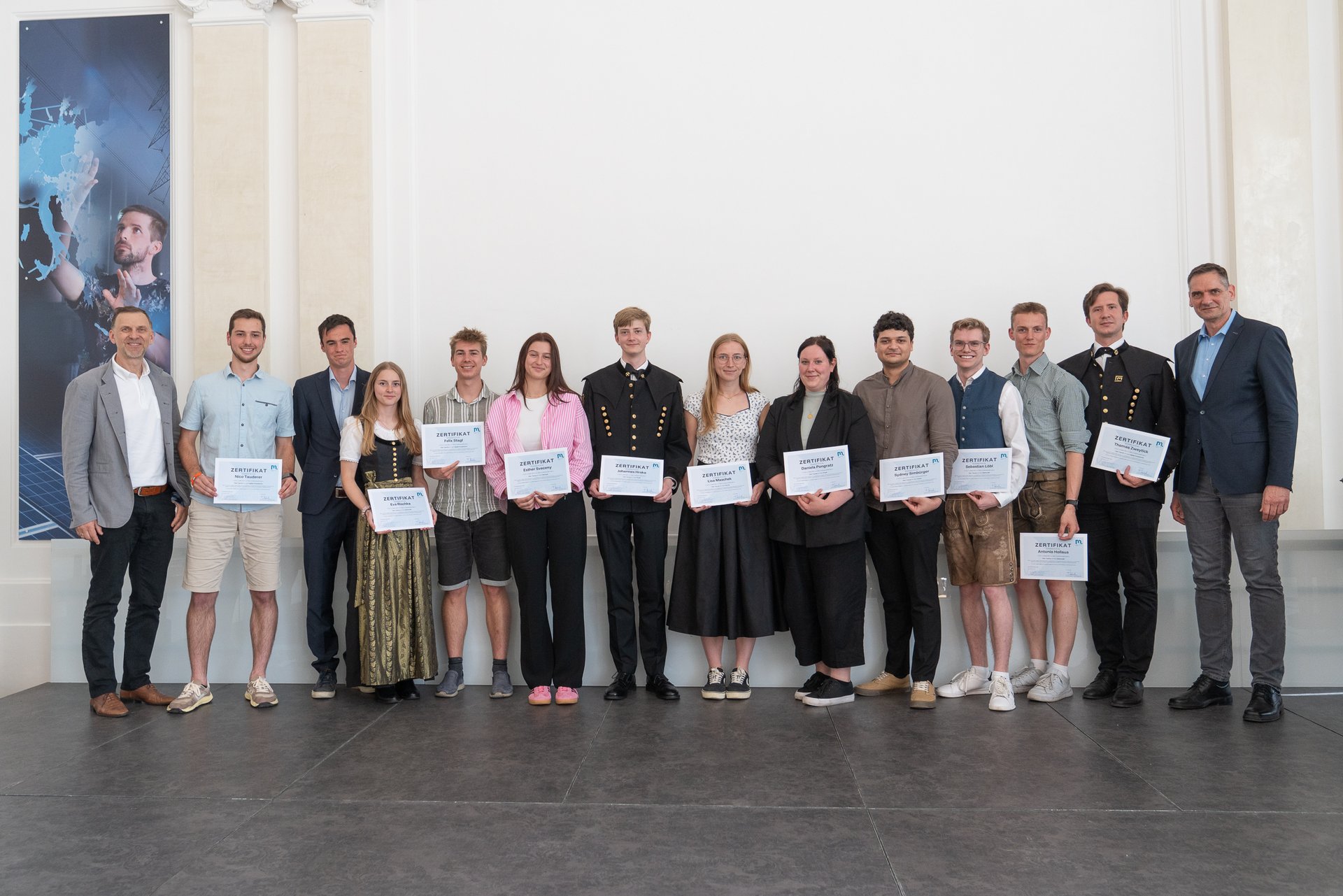 Vizerektor für Lehre und Internationales Thomas Prohaska (links außen) und Studiendekan Univ.-Prof. Thomas Antretter nach der Zertifikatsvergabe an die diesjährigen Peer-Teacher. Foto: © MUL/Schnehen