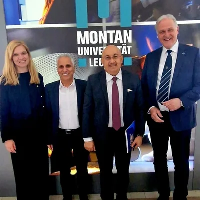 Bildtext 1: v.l.n.r.: Dr.-Ing. Susanne Feiel, Prof. Dr. Riyaz Kharrat, Vizepräsident Univ.-Prof. Dr. Dana Mawlood und Rektor Peter Moser. Foto: © MUL