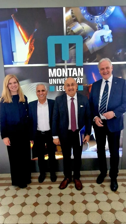 Dr.-Ing. Susanne Feiel, Prof. Dr. Riyaz Kharrat, Vizepräsident Univ.-Prof. Dr. Dana Mawlood und Rektor Peter Moser. Foto: © MUL