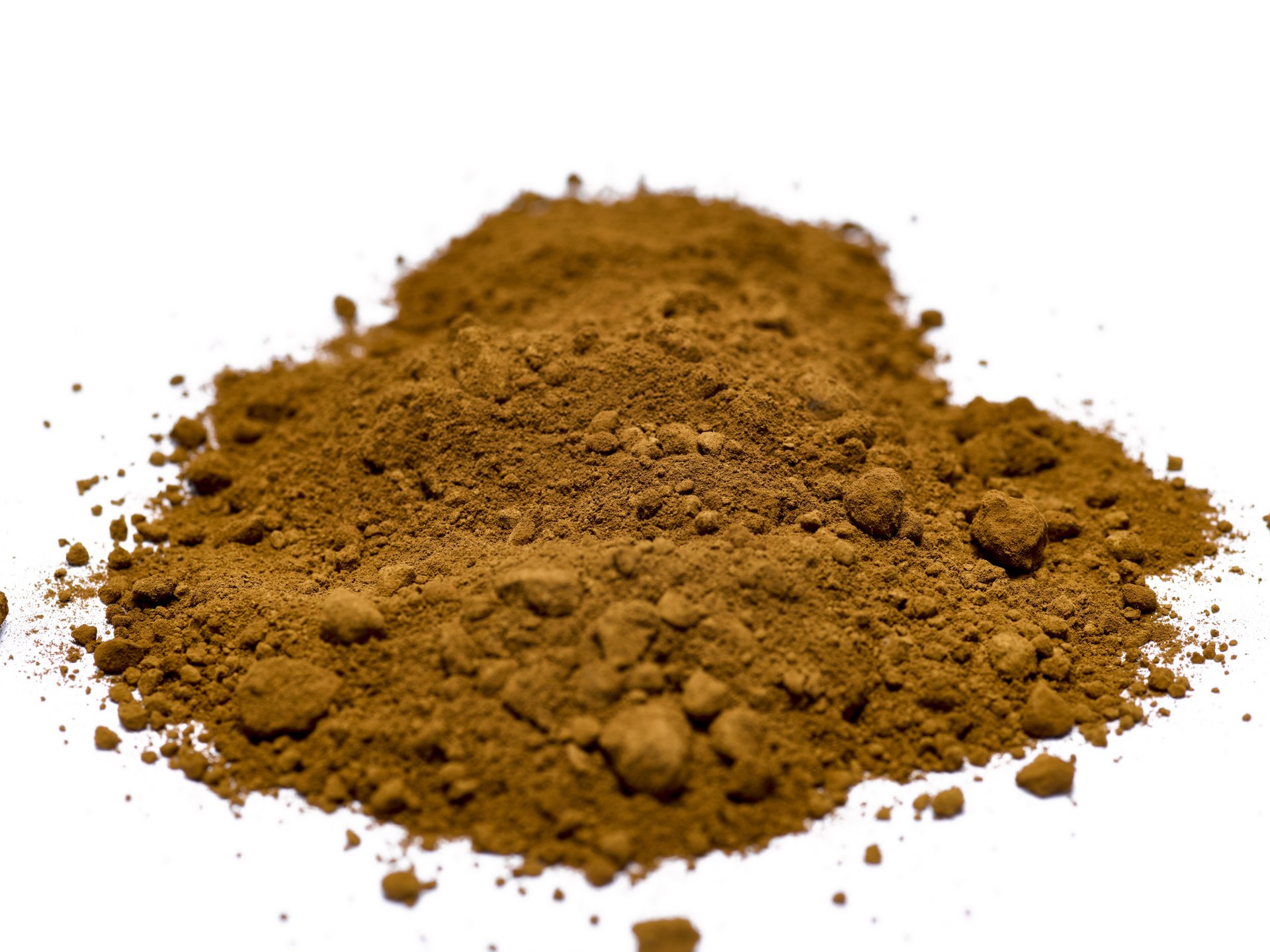 Feines braunes Pulver liegt auf einem Haufen.