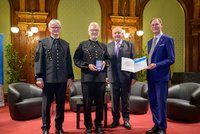 v.l.n.r.: Laudator Univ.-Prof. Dipl.-Ing. Dr.mont. Walter Friesenbichler (ehemaliger Leiter des Lehrstuhles für Spritzgießen von Kunststoffen an der Montanuniversität Leoben), Univ.-Prof. Dipl.-Ing. Dr.mont. Clemens Holzer (Leiter des Lehrstuhls für Kunststoffverarbeitung, Montanuniversität Leoben), Hubert Culik (OFI Präsident) und Udo Pappler (Geschäftsführer OFI). Foto: © OFI/Michael Pyerin. 