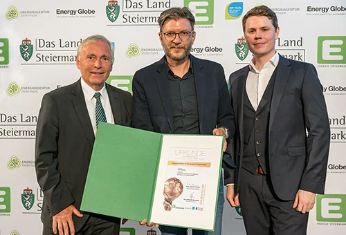 Univ.-Prof. Dipl.-Ing. Dr. techn. Thomas Kienberger, Leiter des Lehrstuhls für Energieverbundtechnik der Montanuniversität Leoben und Dipl.-Ing. Josef Steinegger, wissenschaftlicher Projektmitarbeiter am Lehrstuhl für Energieverbundtechnik nahmen die Auszeichnung für das Forschungsprojekt „Heat Highway“ bei den Landespreis Energy Globe Styria Awards entgegen.