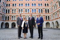 Den steirischen Unis fehlen mehr als 100 Millionen Euro: Harald Kainz (Rektor TU Graz), Martha Mühlburger (Vizerektorin Montanuni Leoben), Georg Schulz (Rektor Kunstuni Graz), Hellmut Samonigg (Rektor Med Uni Graz) – v.l. – und Peter Riedler (geschäftsführender Rektor Uni Graz), der kurzfristig krankheitsbedingt nicht an der Pressekonferenz teilnehmen konnte, warnen vor weitreichenden Konsequenzen für Forschung und Lehre ebenso wie für den Standort Steiermark.