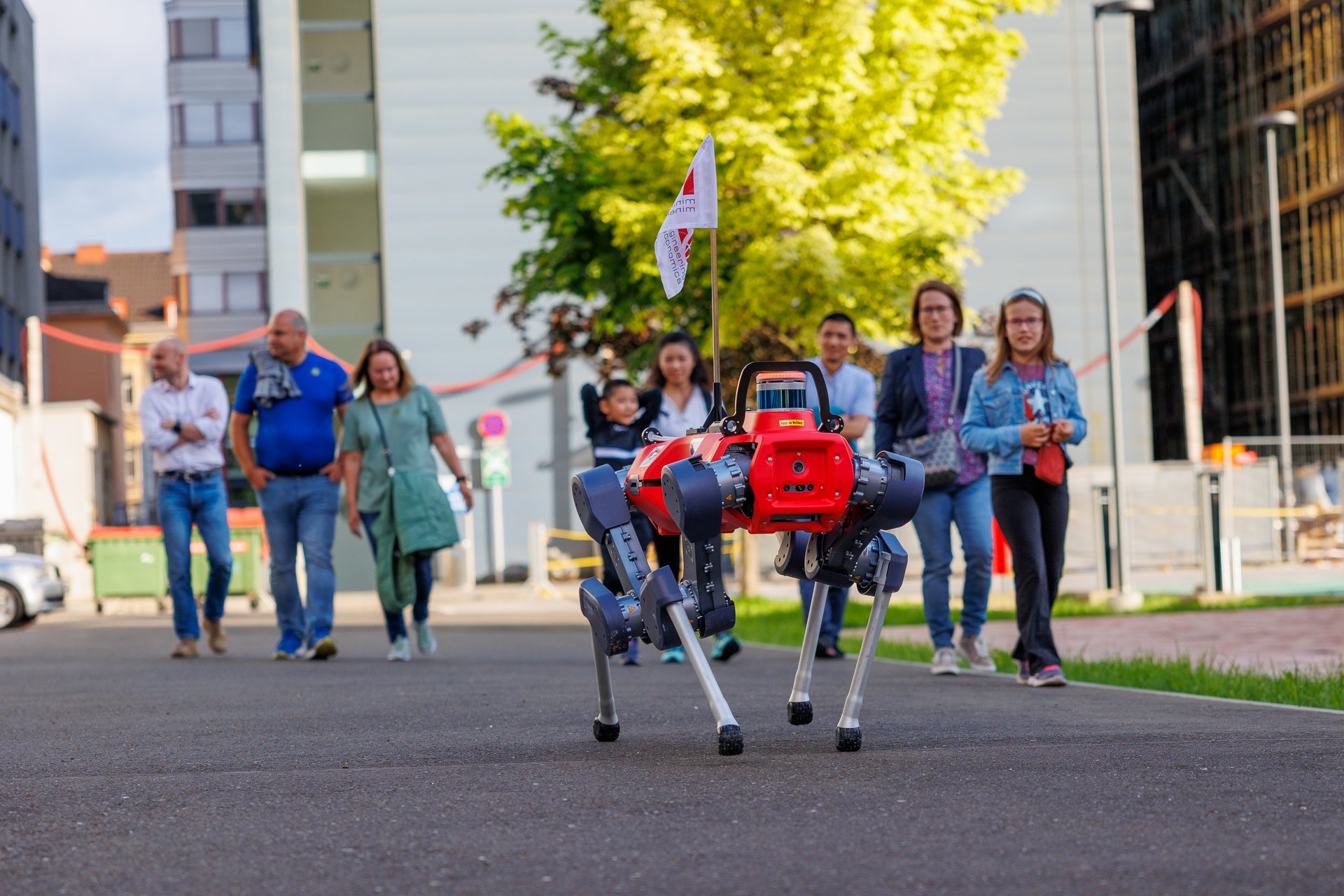 Der Roboterhund der Station "Wie kann man Bergbau nachhaltig gestalten?" war insbesondere bei den jüngsten Besucher*innen der LNF beliebt. 