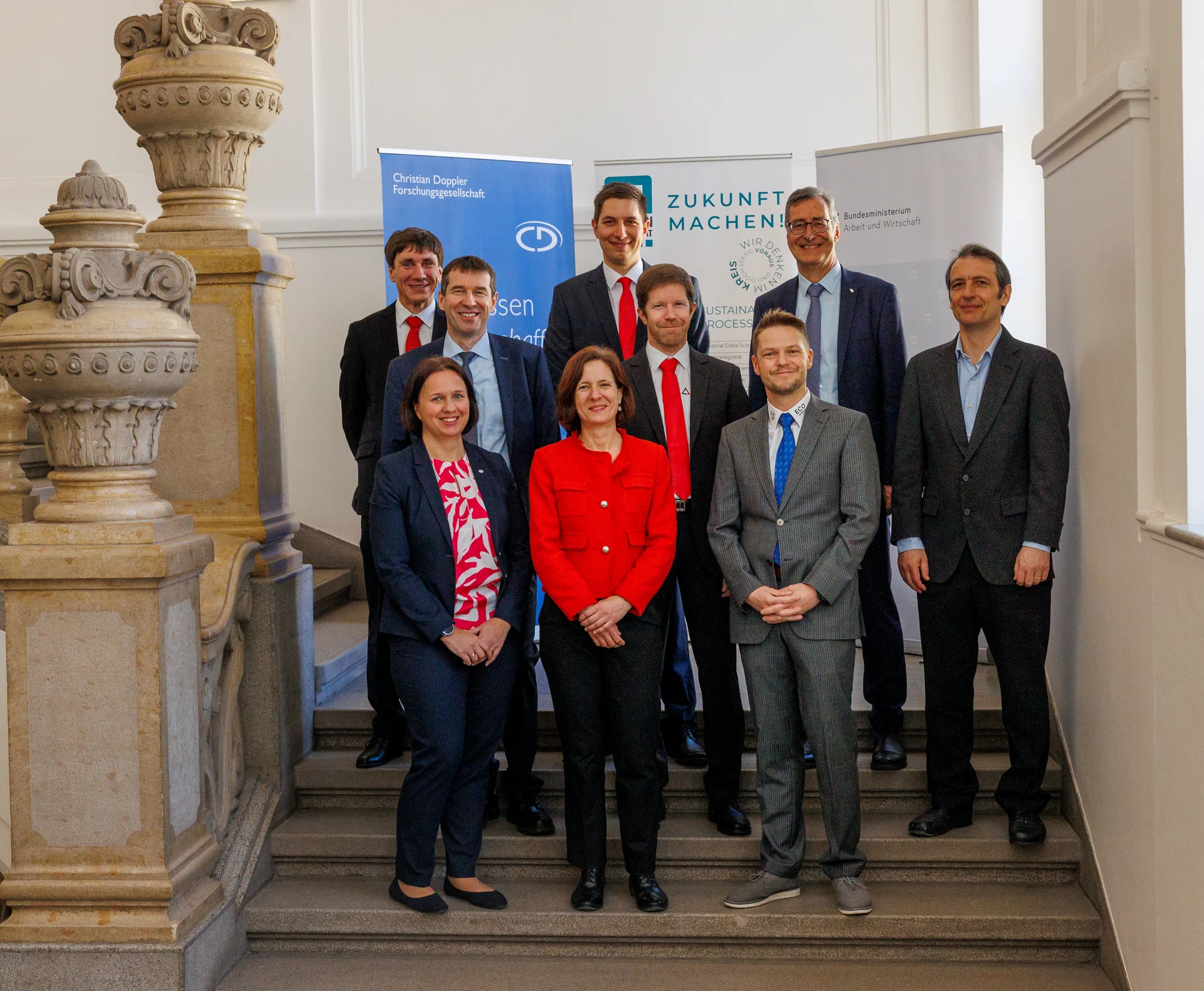 v.l.n.r. hintere Reihe: Dipl.-Ing. Markus Pohler (CERATIZIT Austria GmbH), Lukas Wild (CERATIZIT Austria GmbH), Univ.-Prof. Dipl.-Ing. Dr. Christian Mitterer (Leiter des Departments Werkstoffwissenschaft). Mitte v.l: Vizerektor für Forschung und Nachhaltigkeit Univ.-Prof. Dipl.-Ing. Dr. Helmut Antrekowitsch, Dr. Christoph Czettl (R&D Manager/ R&D Cutting Tools bei CERATIZIT), Dr. Lorenz Romaner (Lehrstuhl für Metallkunde). Vorne v.l.: Priv.-Doz. Dr. Nina Schalk (Lehrstuhl für funktionale Werkstoffe und Werkstoffsysteme), Dipl.-Ing. Mag. Brigitte Müller von der Christian Doppler Forschungsgesellschaft und Dipl.-Ing. Dr. Michael Tkadletz (Lehrstuhl für funktionale Werkstoffe und Werkstoffsysteme). Foto: © MUL/Stöbbauer