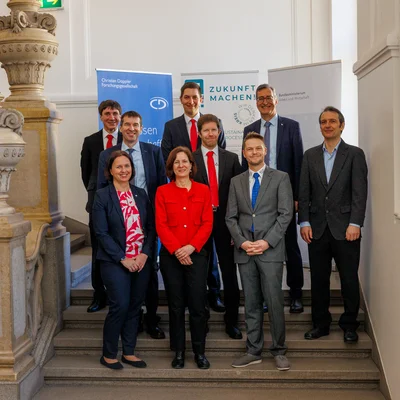 v.l.n.r. hintere Reihe: Dipl.-Ing. Markus Pohler (CERATIZIT Austria GmbH), Lukas Wild (CERATIZIT Austria GmbH), Univ.-Prof. Dipl.-Ing. Dr. Christian Mitterer (Leiter des Departments Werkstoffwissenschaft). Mitte v.l: Vizerektor für Forschung und Nachhaltigkeit Univ.-Prof. Dipl.-Ing. Dr. Helmut Antrekowitsch, Dr. Christoph Czettl (R&D Manager/ R&D Cutting Tools bei CERATIZIT), Dr. Lorenz Romaner (Lehrstuhl für Metallkunde). Vorne v.l.: Priv.-Doz. Dr. Nina Schalk (Lehrstuhl für funktionale Werkstoffe und Werkstoffsysteme), Dipl.-Ing. Mag. Brigitte Müller von der Christian Doppler Forschungsgesellschaft und Dipl.-Ing. Dr. Michael Tkadletz (Lehrstuhl für funktionale Werkstoffe und Werkstoffsysteme). Foto: © MUL/Stöbbauer