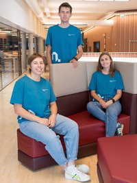 Gruppenfoto von den Mintfluencer*innen Lena, Maximilian und Marlies der Montanuni.
