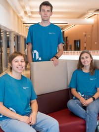 Our STEM influencers Lena, Maximilian and Marlies give you a first glimpse into chemistry. Photo: © TU Leoben/Harald Tauderer Group photo of the Mintfluencers Lena, Maximilian and Marlies from TU Leoben.