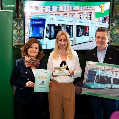 Christina Holweg, Vizerektorin für Marketing und Stakeholder Management (links), Mag. Birgit Stampfl, Leiterin der Abteilung Marketing & Communication (mitte) und Mag. Bernd Schönegger, Geschäftsführer der Ankünder GmbH. Foto: © MUL/Tauderer 