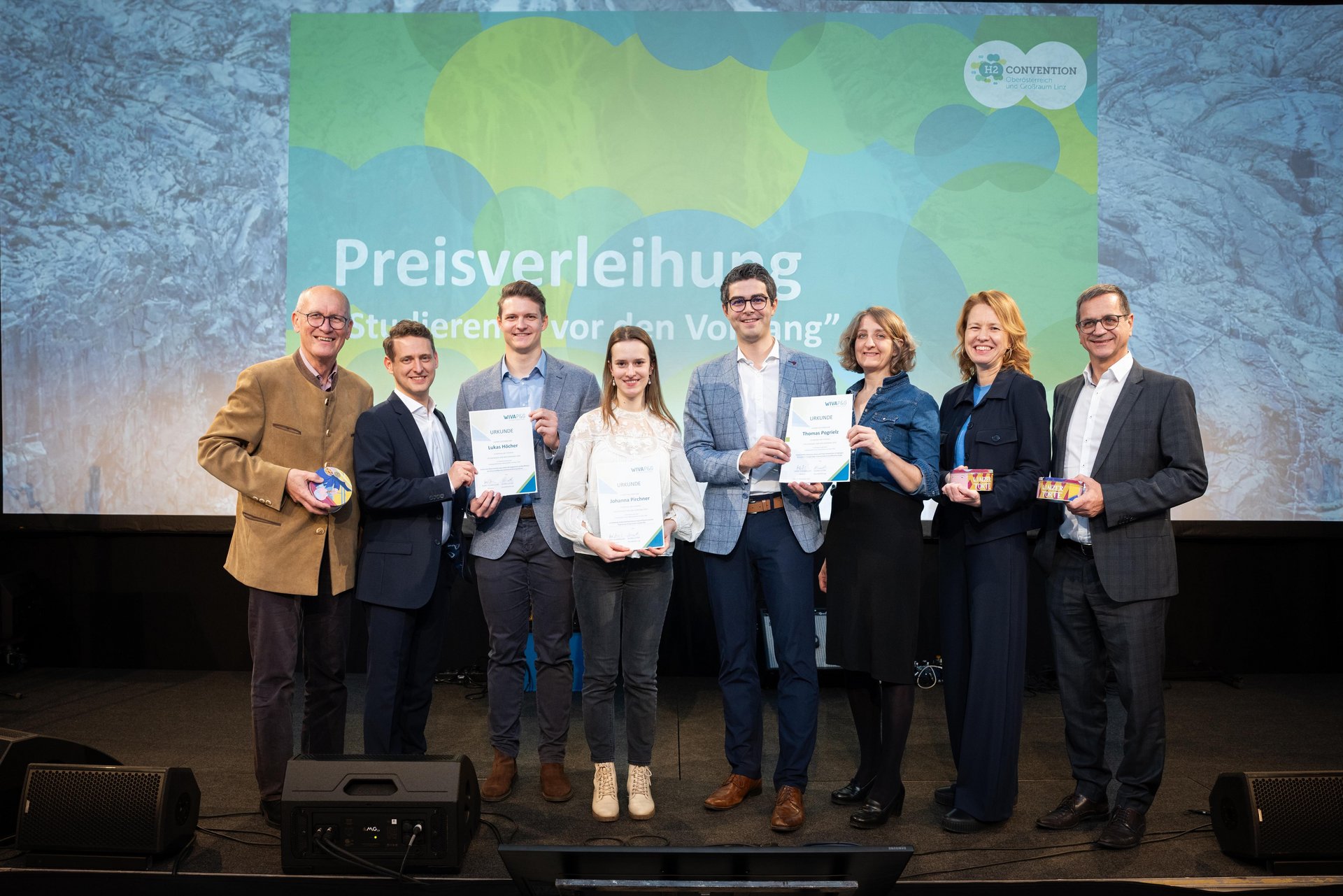 Die Preisträger nahmen ihre Auszeichnung im Rahmen der H2 Konvention in Linz entgegen. vl.n.r.: Horst Steinmüller (Obmann WIVA P&G), Dominik Matheisl (LINZ AG),Lukas Höcher von der Montanuniversität Leoben ("beste Masterarbeit"), Johanna Pirchner von der TU Graz ("beste Masterarbeit"), Thomas Pogrielz von der Montanuniversität Leoben ("beste Dissertation"), Elvira Lutter (Geschäftsführerin WIVA P&G), Judith Mairhofer (WIVA P&G) und Reinhard Dumfart (Energie AG). Foto: © WIVA P&G