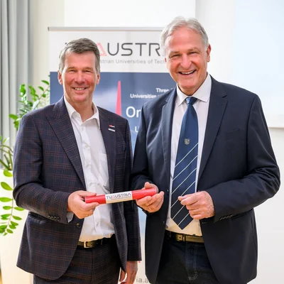 Rektor Horst Bischof (li.) übergab die Staffel an Rektor Peter Moser (Credit: Matthias Heisler ) 