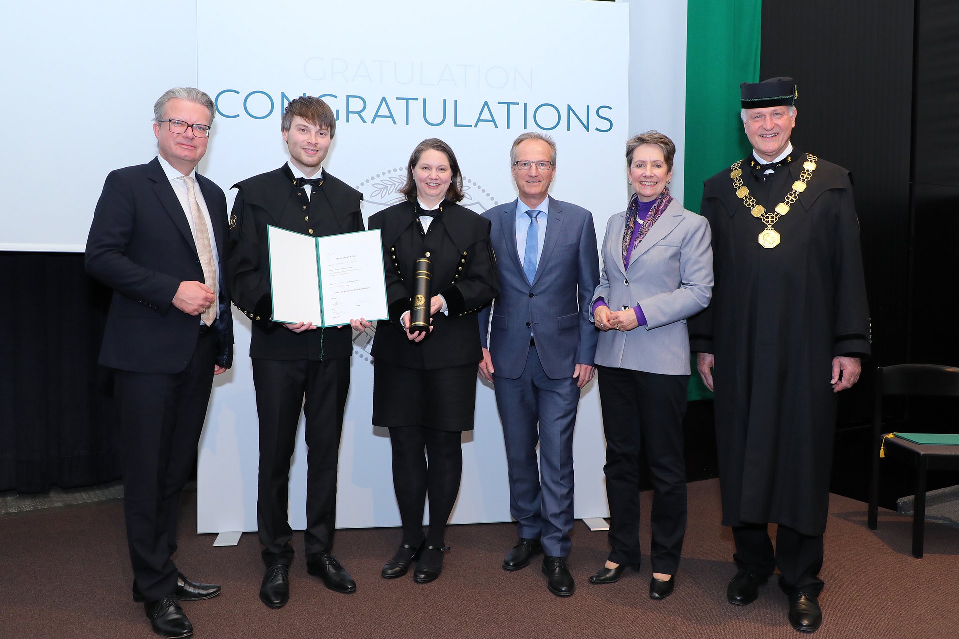 Gruppenfoto von der Sub-auspiciis-Promotion mit Dipl.-Ing. Dr.mont. Sebastian Moser, BSc (2. v. l.) und v. l. Landeshauptmann Mag. Christopher Drexler, Dissertationsbetreuerin Priv.-Doz. Dr. Megan J. Cordill (Erich-Schmid-Institut der Österreichischen Akademie der Wissenschaften und Department Werkstoffwissenschaft), Geschäftsführer der KAI GmbH Dipl.-Ing. Josef Fugger, Infineon Technologies Austria Vorstandsvorsitzende Dr. Sabine Herlitschka, Rektor Peter Moser 