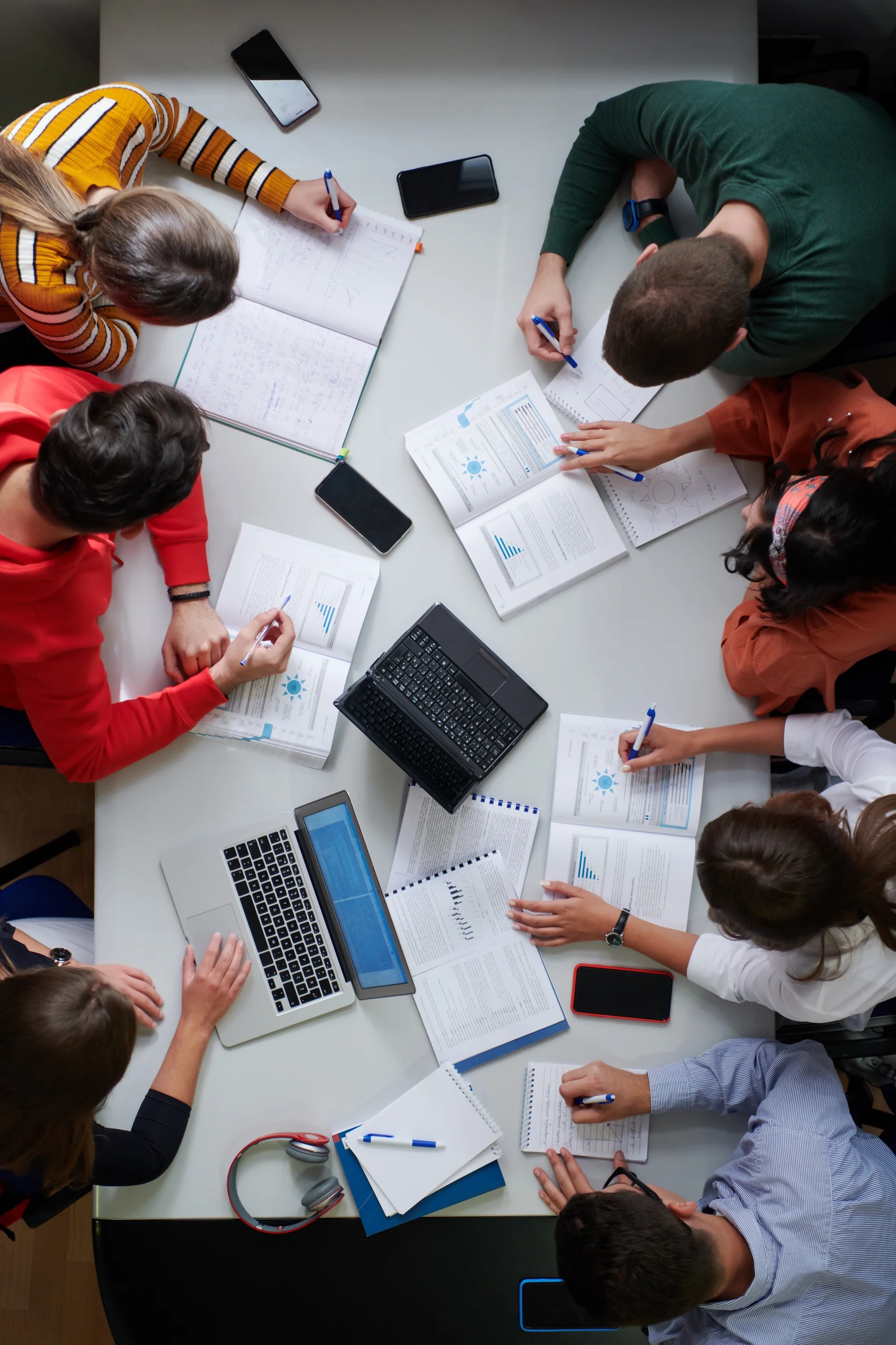 Lebenslanges Lernen Studierende rechnen an einem Tisch.