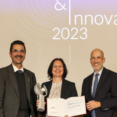 Nina Schalk hält den CDG Preis in der Hand, neben ihr sind Martin Gerzabek, Präsident der CDG und Bundesminister Martin Kocher