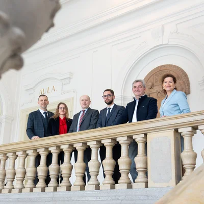 v.l.n.r.: Univ.-Prof. Thomas Prohaska, Vizerektor für Lehre und Internationales, Dr. Manuela Raith, Vizerektorin für Finanzen und Infrastruktur, Dr. Vasyl Khymynets, Botschafter der Ukraine in Österreich, Nazar Stetsyshyn, zweiter Botschaftssekretär, Dipl.-Ing. Hannes Missethon, Alumnus der Montanuniversität und Assoz.-Prof. Dr. Christina Holweg, Vizerektorin für Marketing und Stakeholder Management. Foto: © MUL/Tauderer