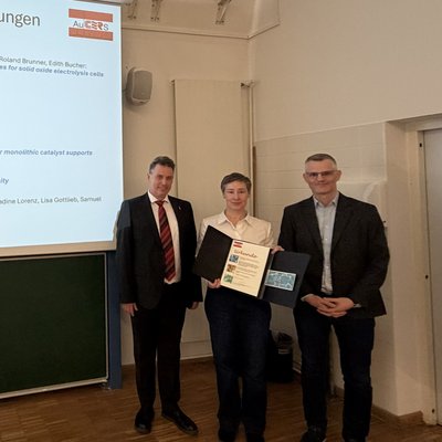 Preisverleihung durch den Vorstand der Österreichischen Keramischen Gesellschaft an assoz.-Prof. Dr. Edith Bucher. Foto: © MUL/Maximilian Munz