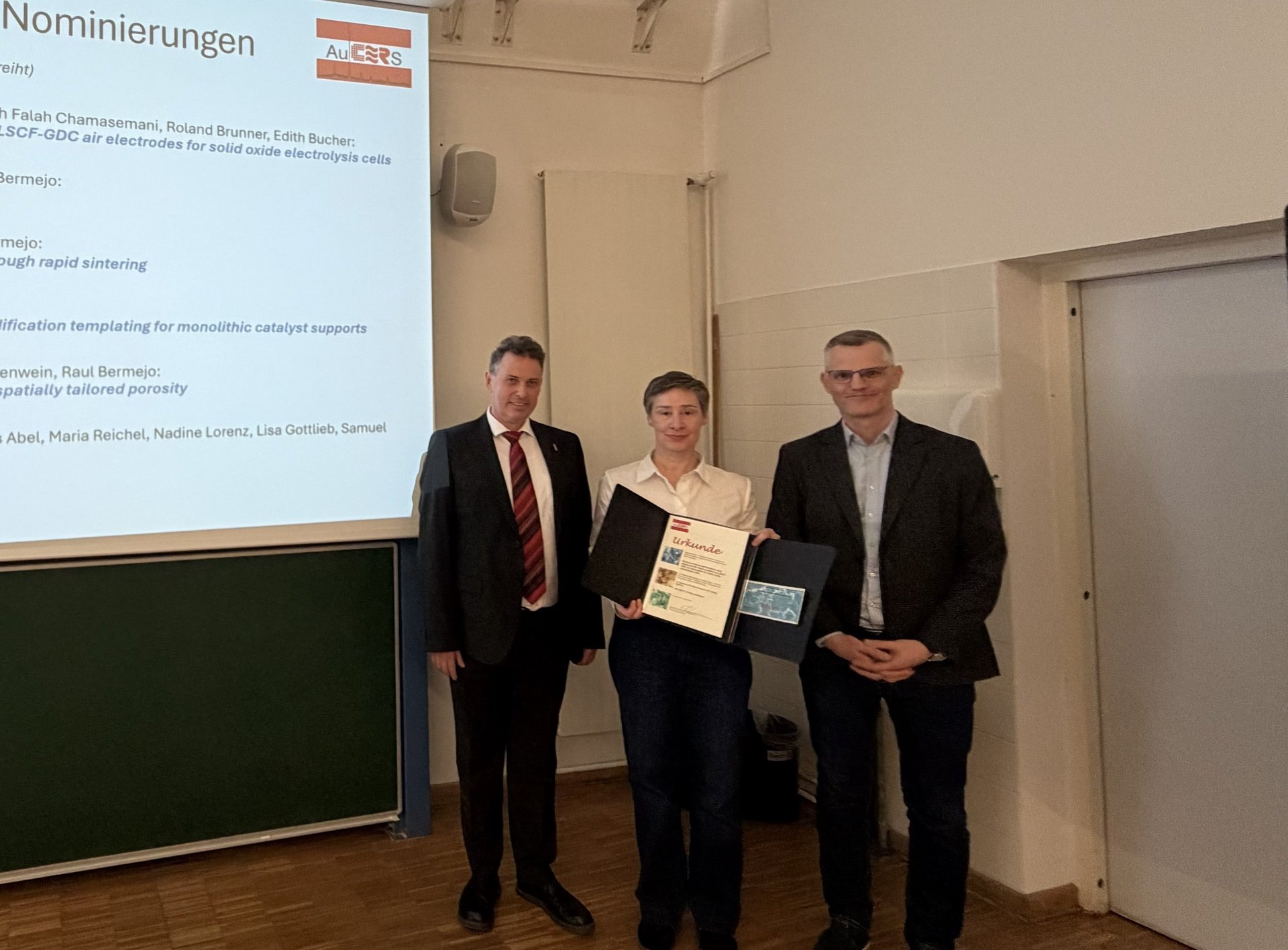 Preisverleihung durch den Vorstand der Österreichischen Keramischen Gesellschaft an assoz.-Prof. Dr. Edith Bucher. Foto: © MUL/Maximilian Munz