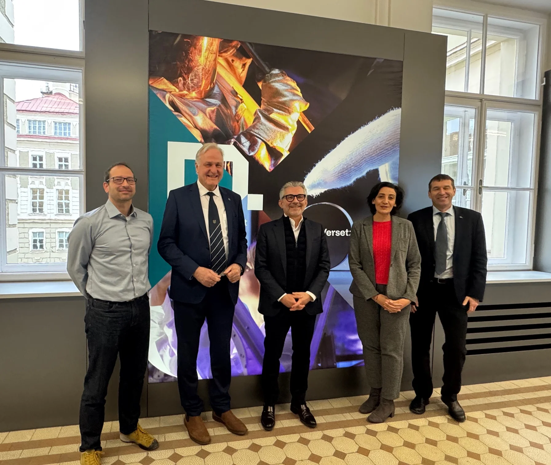 v.l.n.r.: Dipl.-Ing. Robert Obenaus-Emler, Rektor Peter Moser, Herbert Eibensteiner, CEO der voestalpine AG, Univ.-Prof. Susanne Michelic und Vizerektor Helmut Antrekowitsch. Foto: © MUL