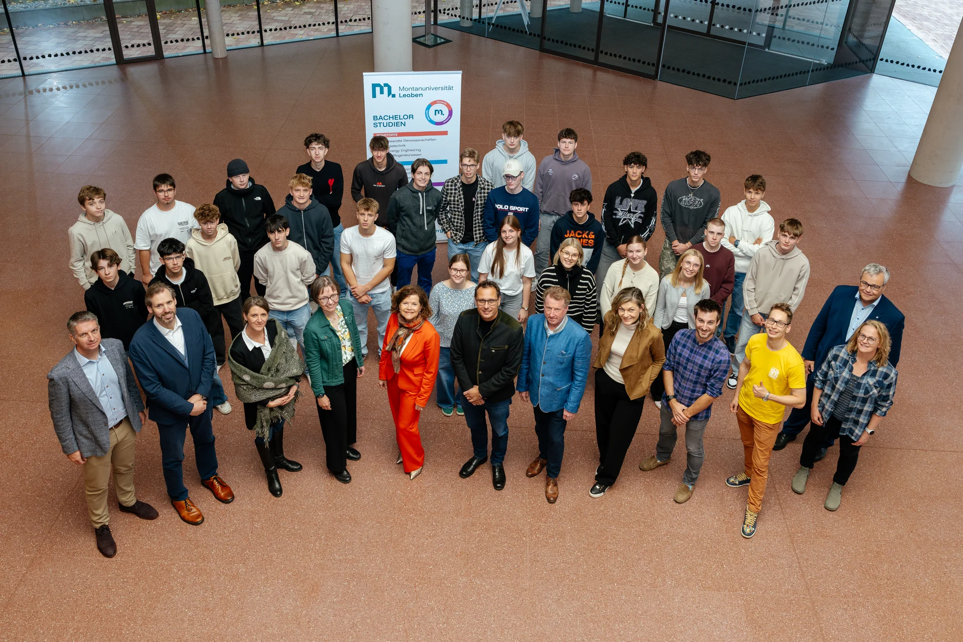 Am 16. Oktober startete an der Montanuniversität Leoben das neue Wahlpflichtfach „TIR – Technik und Innovation in der Region“ mit einem gemeinsamen Projekttag. 26 Schüler*innen der Partnerschulen BG/BRG Knittelfeld, BORG Kindberg und BORG Birkfeld nahmen daran teil. Im Rahmen des Projekttages fand außerdem eine Zusammenkunft der Kooperationspartner*innen statt. 1. Reihe v.l.n.r.: Mag. Dr. Jörg Ladstätter (Direktor BG/BRG Knittelfeld); Mag. Michael Krenn-Gugl (Direktor BORG Birkfeld); Mag. Romana Thaler (Projektleitung "die Industrie"); Mag. Julia Mayerhofer-Lillie (Koordinationsstelle MINT-Region Obersteiermark, Montanuniversität Leoben); Vizerektorin für Marketing und Stakeholder Management, Christina Holweg (Montanuniversität Leoben); Dipl.-Ing. Thomas Ikert (Werksleiter Standort Veitsch, RHI Magnesita); Dipl.-Ing. Bernd Kögler, MBA (technischer Ausbildungsleiter, Pankl Academy); Heidrun Scheikl (Logistics & Operations Expert, RHI Magnesita) und in der 2. Reihe 1.v.r.: Mag. Juri Höfler (Direktor BORG Kindberg). Foto: © MUL/Fazokas