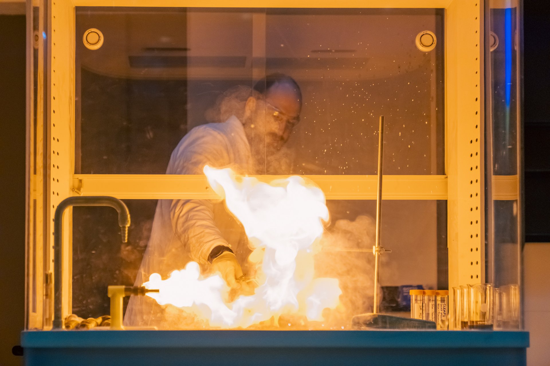 Info-Tag an der Montanuniversität Leoben. Foto: © MUL/Fazokas Feuer-Experiment am Info-Tag.