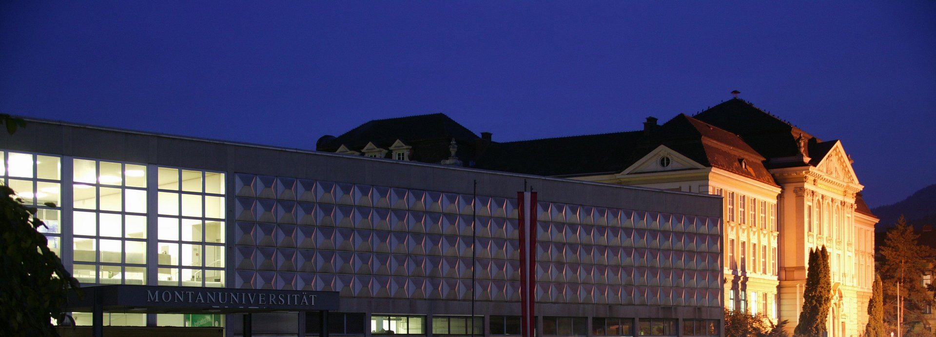 Der Erzherzog-Johann-Trakt und das Hauptgebäude der Montanuniversität Leoben bei Nacht.