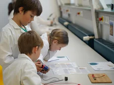 Schüler:innen bauen Stromkreise mit Grafit
