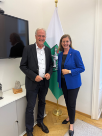 Rektor Peter Moser (links) und Barbara Eibinger-Miedl, Staatssekretärin im Bundesministerium für Finanzen (rechts). Foto: © Privat