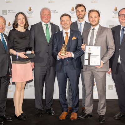 Gruppenfoto von der Preisverleihung mit Professor Pogatscher und seinem Team