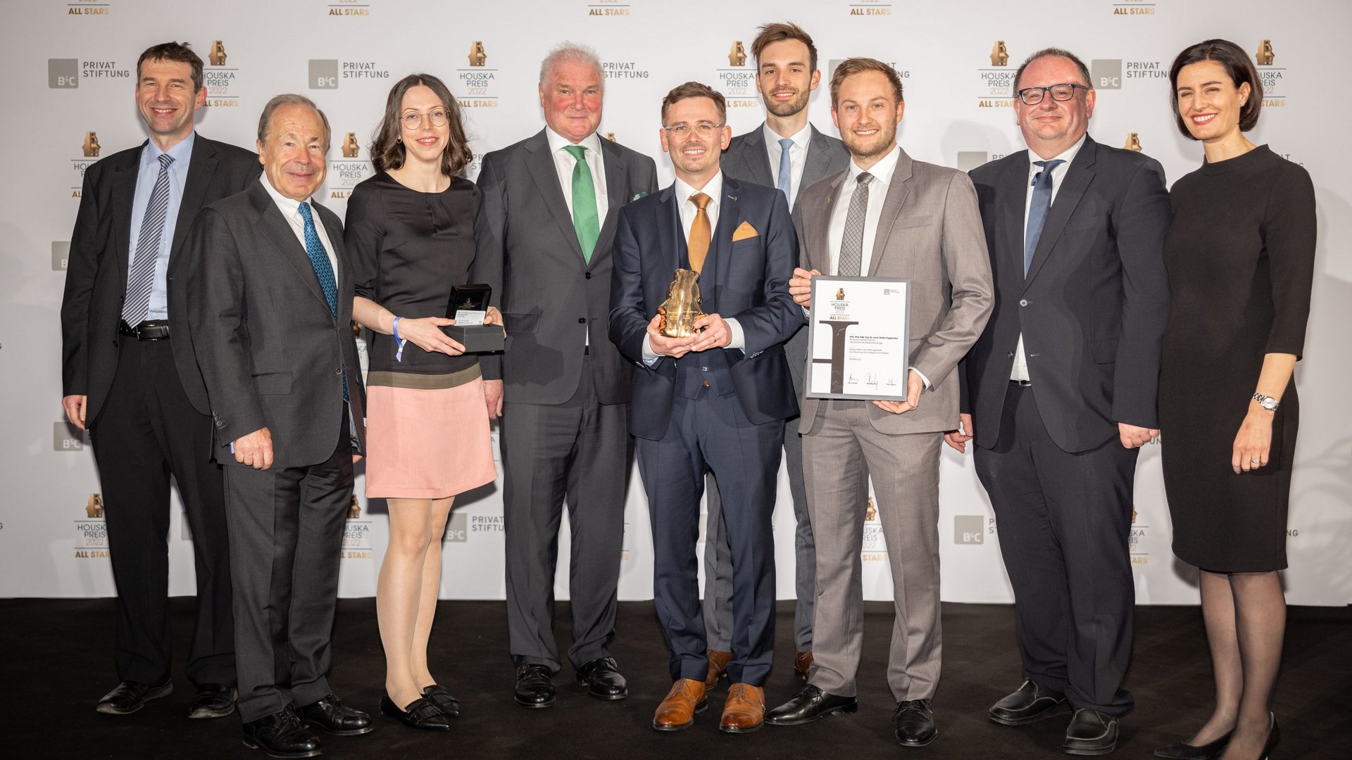 Gewinner 1. Platz - Montanuniversität Leoben: Prof. Stefan Pogatscher (Mitte) und Team sowie Lehrstuhlleiter Prof. Helmut Antrekowitsch (l.) B&C-Stiftungsvorstand Erich Hampel (2.vl.), Wolfgang Hofer (4.v.l.), Birgit Noggler (r.); Foto: Alexander Müller