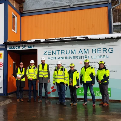 Gruppenbild mit Vertretern der Montanuni Leoben und der MedUni Graz, in gelben Warnwesten vor dem Zentrum am Berg, v.r.: Dr. med. Thomas Wegscheider (MedUniGraz), Vizerektor Christian Enzinger (MedUniGraz), Rektorin Andrea Kurz (MedUniGraz), Univ.-Prof. Robert Galler, Univ.-Prof. Thomas Grießer, Univ.-Prof. Thomas Thurner und Univ.-Prof. Harald Raupenstrauch.