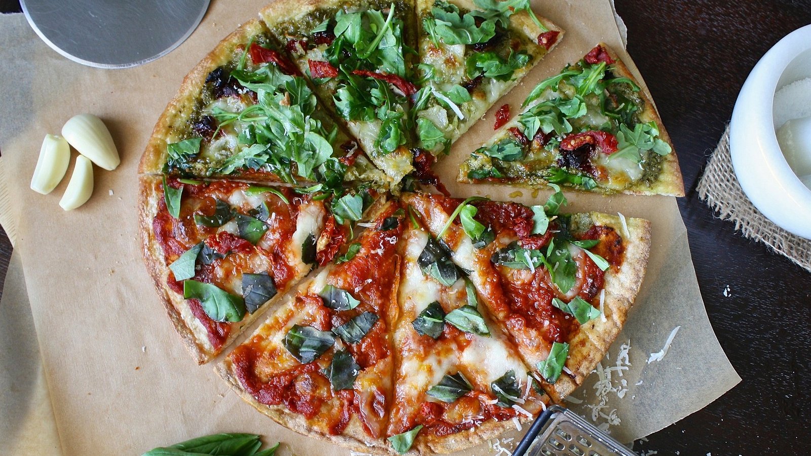 Gemeinsam essen spart Zeit und Geld und ist sowieso viel schöner :-) Blog_Essen_Pizza_teilenMitFreunden