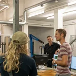 Die Teilnehmer*innen der CampDays 2025 an der Montanuniversität Leoben hören gespannt zu.