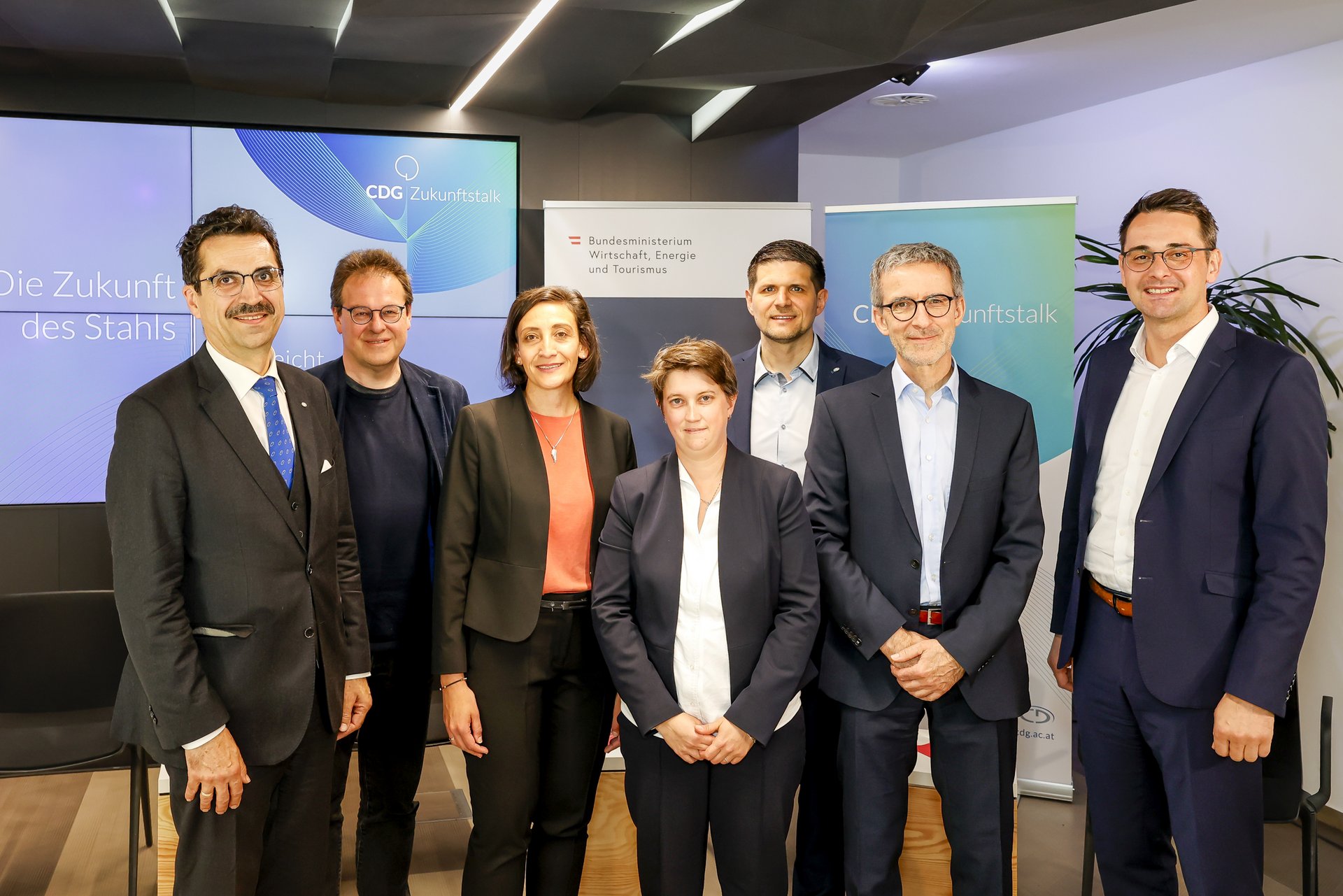 v.l.n.r.: CDG-Präsident Univ.-Prof. Martin Gerzabek, Wissenschaftsjournalist und Zukunftstalk-Moderator Dipl.-Ing. Martin Kugler, Univ.-Prof. Susanne Michelic (Leiterin des CD-Labors für Einschlussmetallurgie in der modernen Stahlerzeugung, Montanuniversität Leoben), Dr. Aurélie Jacob (Senior PostDoc im CD-Labor für Grenzflächen-Ausscheidungs-Engineering, TU Wien), Univ.-Prof. Ronald Schnitzer (Leiter Lehrstuhl für Metallkunde und Leiter des CD-Labors für wissensbasierte Entwicklung fortschrittlicher Stähle, Montanuniversität Leoben), Dipl.-Ing. Gerald Fliegel (Leiter des globalen F&E Managements von Primetals Technologies Austria GmbH, Partner in mehreren CD-Labors) und Dr. Kurt Satzinger (Leitung der Konzernforschung voestalpine AG, Partner in mehreren CD-Labors). Foto: © Christian Doppler Forschungsgesellschaft/APA-Fotoservice/Reither. 