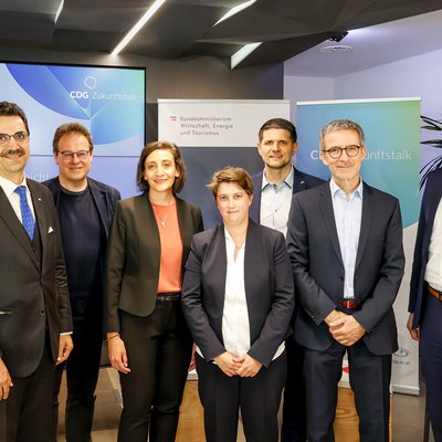 v.l.n.r.: CDG-Präsident Univ.-Prof. Martin Gerzabek, Wissenschaftsjournalist und Zukunftstalk-Moderator Dipl.-Ing. Martin Kugler, Univ.-Prof. Susanne Michelic (Leiterin des CD-Labors für Einschlussmetallurgie in der modernen Stahlerzeugung, Montanuniversität Leoben), Dr. Aurélie Jacob (Senior PostDoc im CD-Labor für Grenzflächen-Ausscheidungs-Engineering, TU Wien), Univ.-Prof. Ronald Schnitzer (Leiter Lehrstuhl für Metallkunde und Leiter des CD-Labors für wissensbasierte Entwicklung fortschrittlicher Stähle, Montanuniversität Leoben), Dipl.-Ing. Gerald Fliegel (Leiter des globalen F&E Managements von Primetals Technologies Austria GmbH, Partner in mehreren CD-Labors) und Dr. Kurt Satzinger (Leitung der Konzernforschung voestalpine AG, Partner in mehreren CD-Labors). Foto: © Christian Doppler Forschungsgesellschaft/APA-Fotoservice/Reither. 