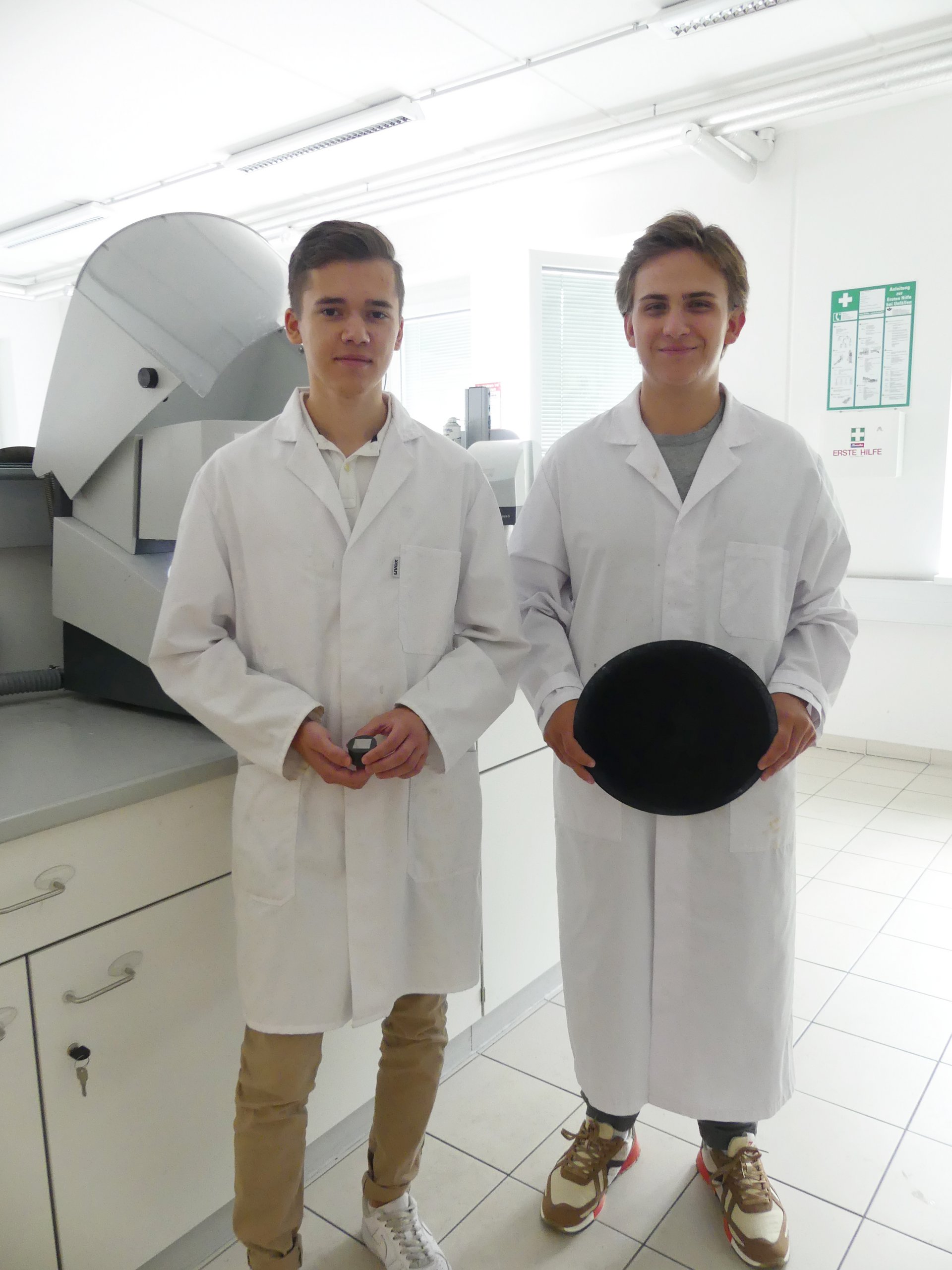 Matteo Malle und Thomas Panger (v.l.) schlossen den experimentellen Teil ihrer Arbeit 