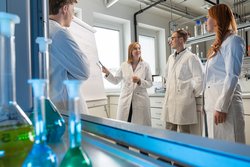 studenten-professorin-labor-universitaet