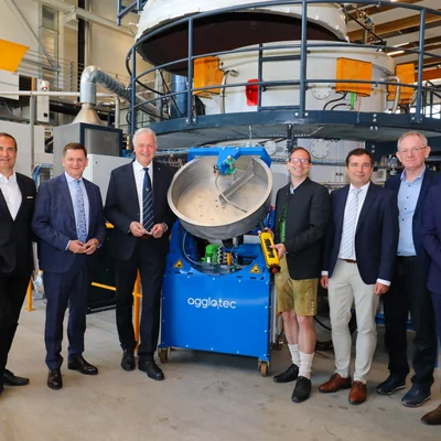 Gruppenfoto: v.l.n.r.: Christoph Ludwig (Geschäftsführer SFG), Bürgermeister Kurt Wallner, Rektor Peter Moser, Dipl.-Ing. Robert Obenaus-Emler, assoz.-Prof. Jürgen Antrekowitsch, Univ.-Prof. Markus Lehner und Nicolas Gibert-Morin (GD REGIO). Foto: © Armin Russold.  