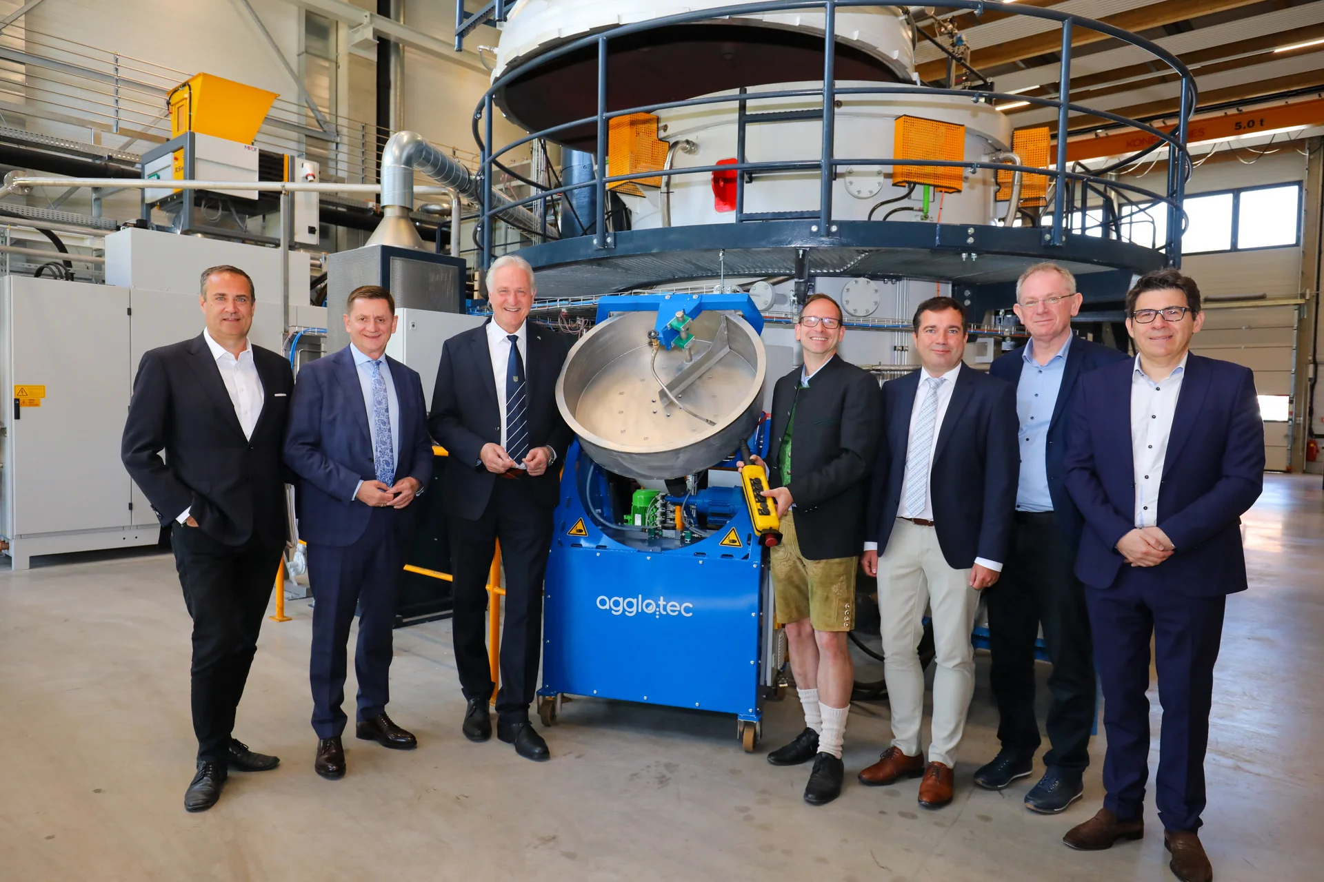 Gruppenfoto: v.l.n.r.: Christoph Ludwig (Geschäftsführer SFG), Bürgermeister Kurt Wallner, Rektor Peter Moser, Dipl.-Ing. Robert Obenaus-Emler, assoz.-Prof. Jürgen Antrekowitsch, Univ.-Prof. Markus Lehner und Nicolas Gibert-Morin (GD REGIO). Foto: © Armin Russold.  