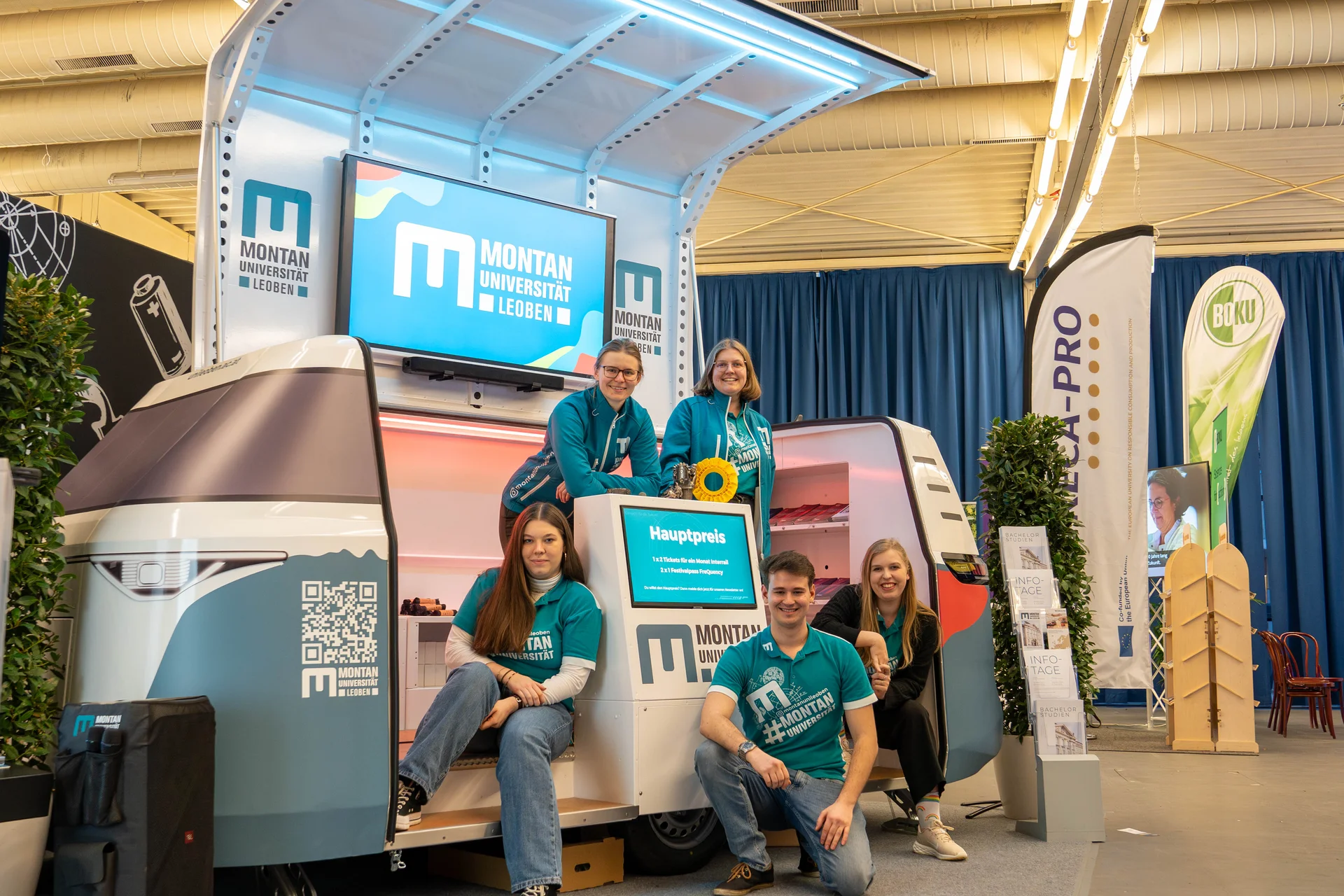 Der „MUL Buzz“ ist eine maßstabsgetreue Nachbildung des ID. Buzz und soll die Montanuniversität Leoben auf Veranstaltungen und Bildungsmessen mobil und kreativ präsentieren. Foto: © MUL /Stefanie Luschin