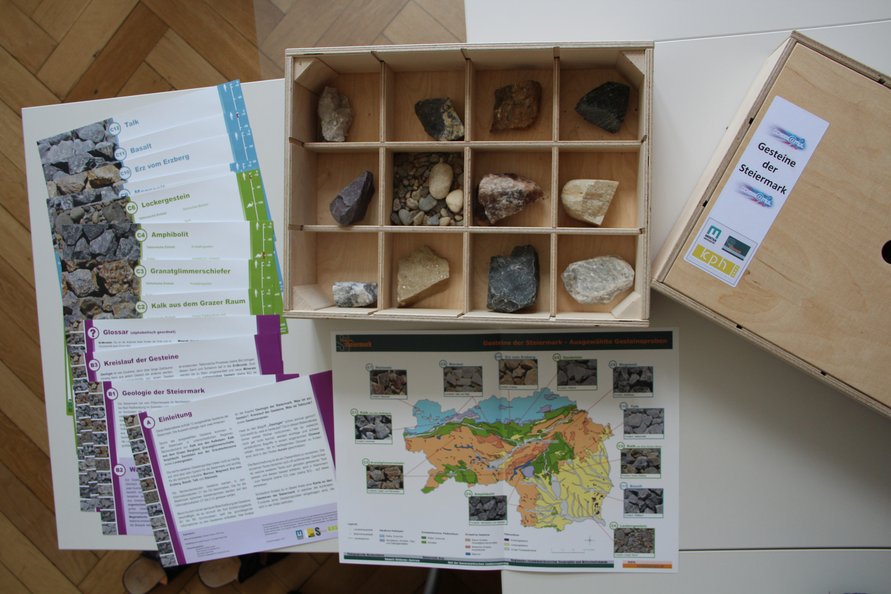 Abbildung der geöffneten Gesteine-Kiste sowie der darin enthaltenen Lernmaterialien