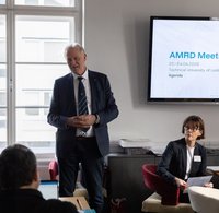 Rektor Peter Moser bei der Begrüßung im Akademiegebäude.